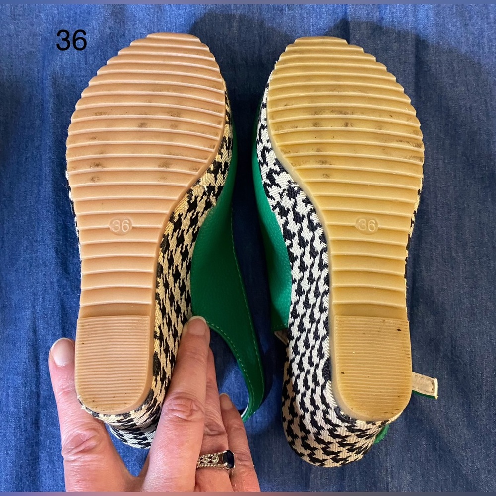 Green open-toe wedge sandals with a black and white houndstooth pattern platform - Picture 6 of 7